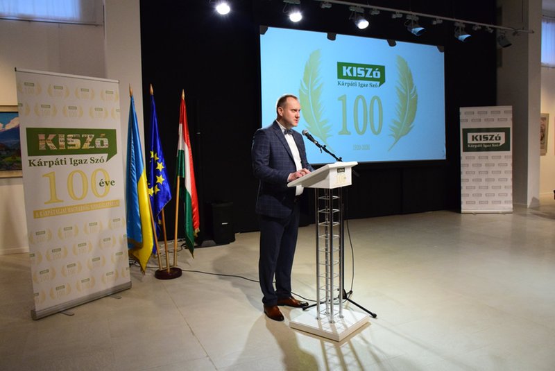 Dunda György lapigazgató ismerteti az újság történetét. Fotó: Zunkó Barnabás