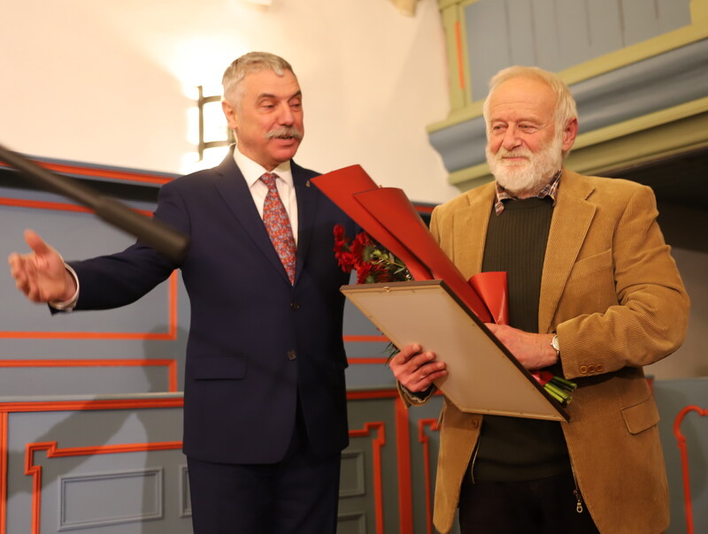 Tamás Sándor átadja a díjat Vetró Andrásnak. Fotók: Albert Levente