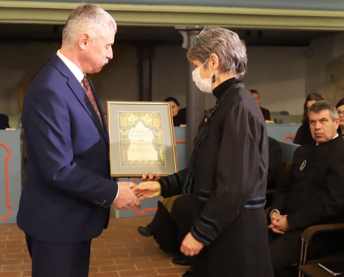 A díjat Deák Gyula özvegye, Péterffy Csilla vette át