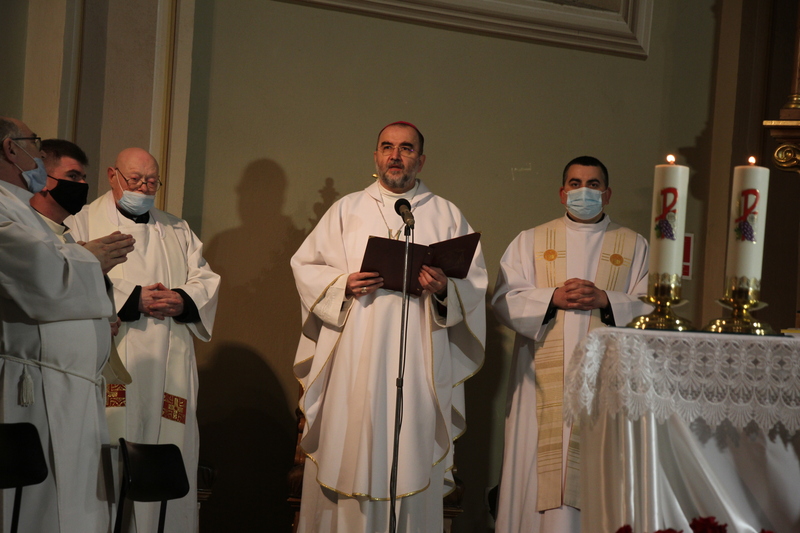 Kovács Gergely érsek a sepsiszentgyörgyi Szent József-templomban. Fotó: Albert Levente Kovács Gergely érsek a sepsiszentgyörgyi Szent József-templomban. Fotó: Albert Levente