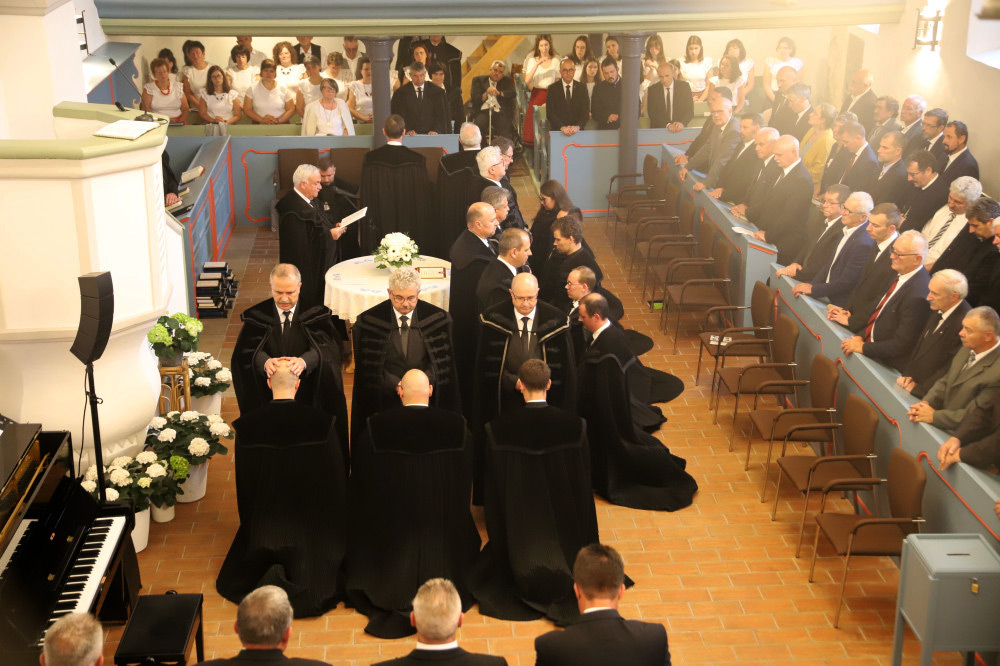 A lelkészek letérdelve fogadják az áldást. Fotó: Albert Levente