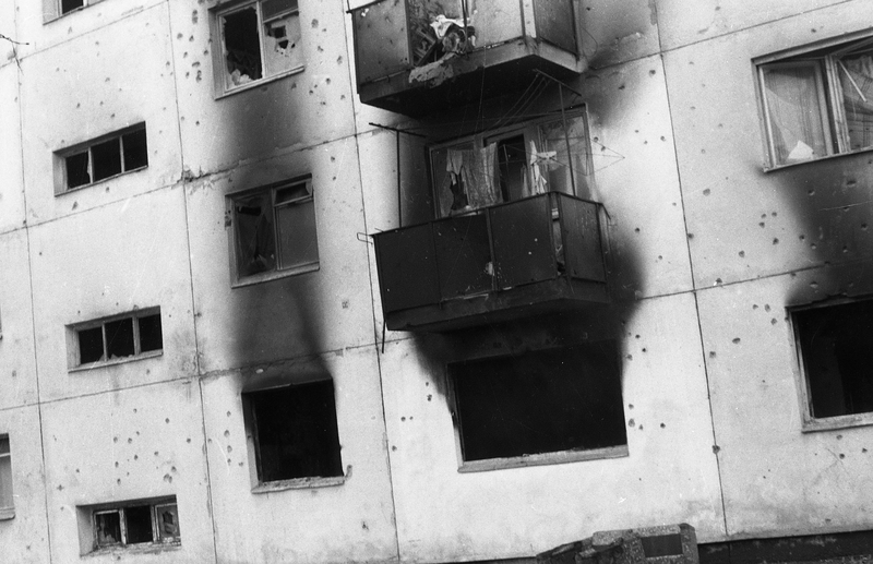 Gyoló nyomok - Sepsiszentgyorgy, 1989 - fotó Albert Levente Gyoló nyomok - Sepsiszentgyorgy, 1989 - fotó Albert Levente