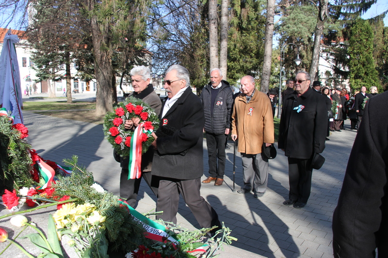 Koszorúznak a volt politikai foglyok. Albert Levente felvétele Koszorúznak a volt politikai foglyok. Albert Levente felvétele