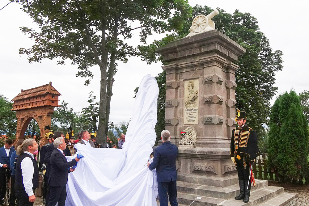 Felkerült az ágyú az emlékműre. Fotó: Bartos Lóránt