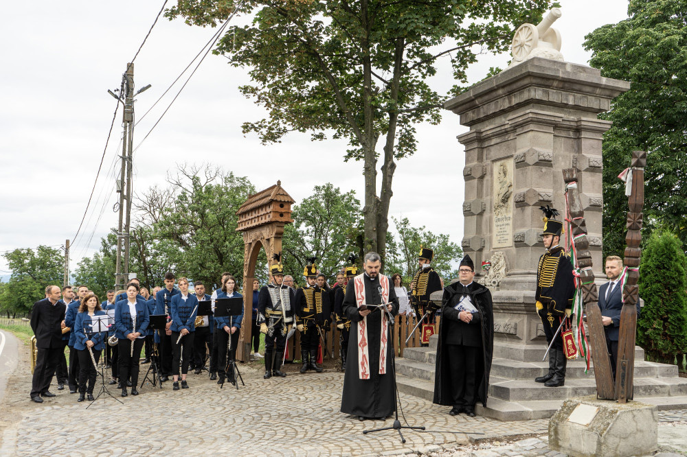 Papi áldás a megújult emlékműnél. Fotó: Bartos Lóránt