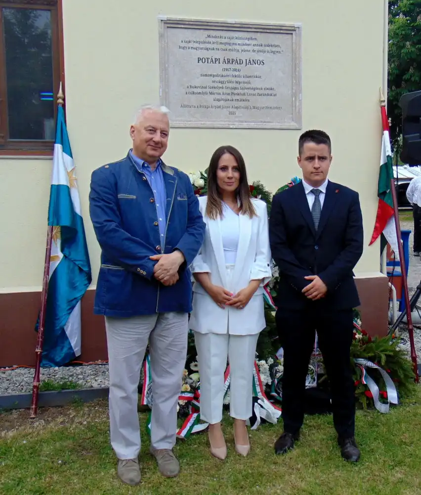 Semjén Zsolt a néhai államtitkár gyermekei, Potápi Katalin Zsuzsanna és Potápi András társaságában