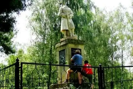 Szabó Zsolt és Sárpátki Zoltán tisztítja a szobor talapzatát. Fotó: Bedő Zoltán