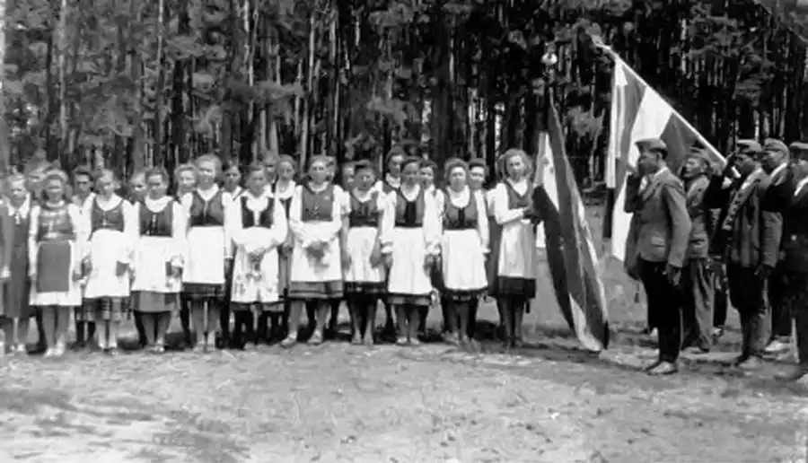 Rétyiek a szoboravatáson - 1941