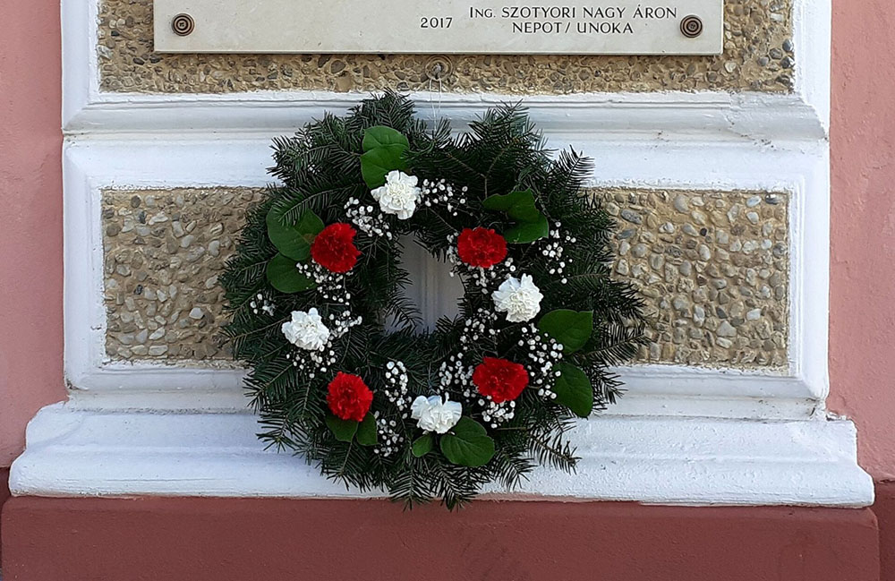 A nemzeti színű szalagtól megfosztott koszorú. Fotó: Bedő Zoltán