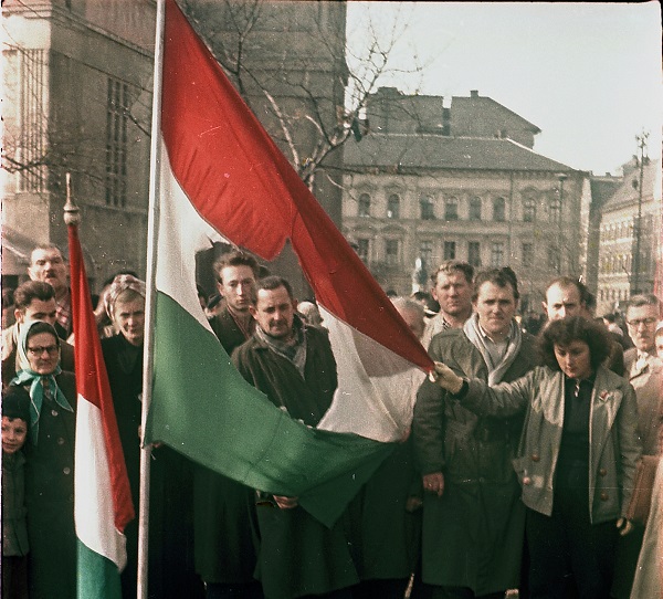 A Széna téri harcok egyik lyukas zászlaja. Fotó: Magyar Nemzeti Múzeum