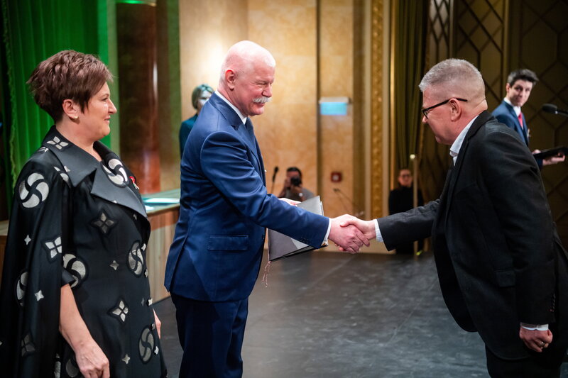 Csák János (középen) átadja a Magyarország Babérkoszorúja díjat Fekete Vincének. Fotó: MTI / Balogh Zoltán