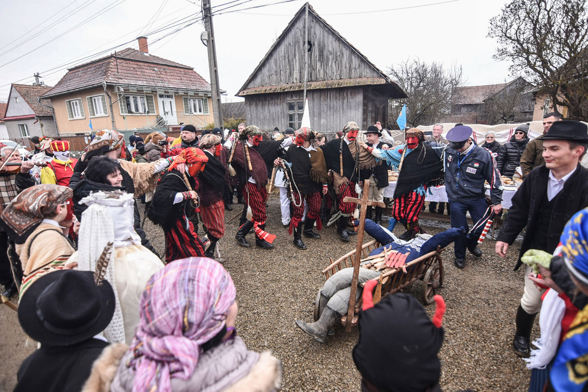 Elmaradhatatlan Ilyés elsiratása – Fotó: László F. Csaba