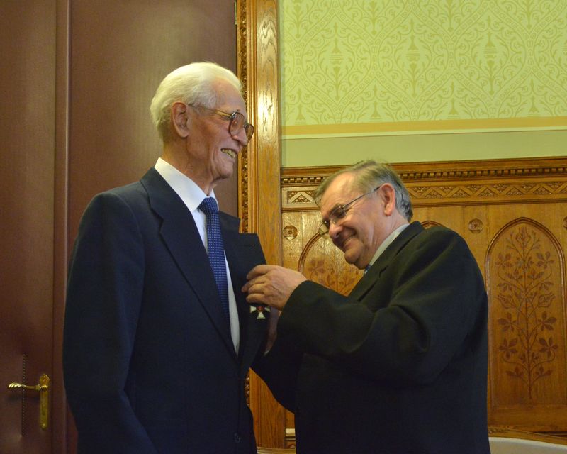 Magyar állami kitüntetést ad át Király Károlynak Lezsák Sándor, a Magyar Országgyűlés alelnöke