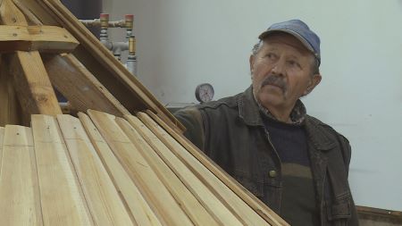 Lajos mindig javít és restaurál, ezúttal egy öreg kútnak készít új fedelet