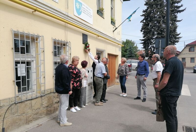 Megemlékezők Könczei László házánál, emléktáblájánál. A szerző felvétele