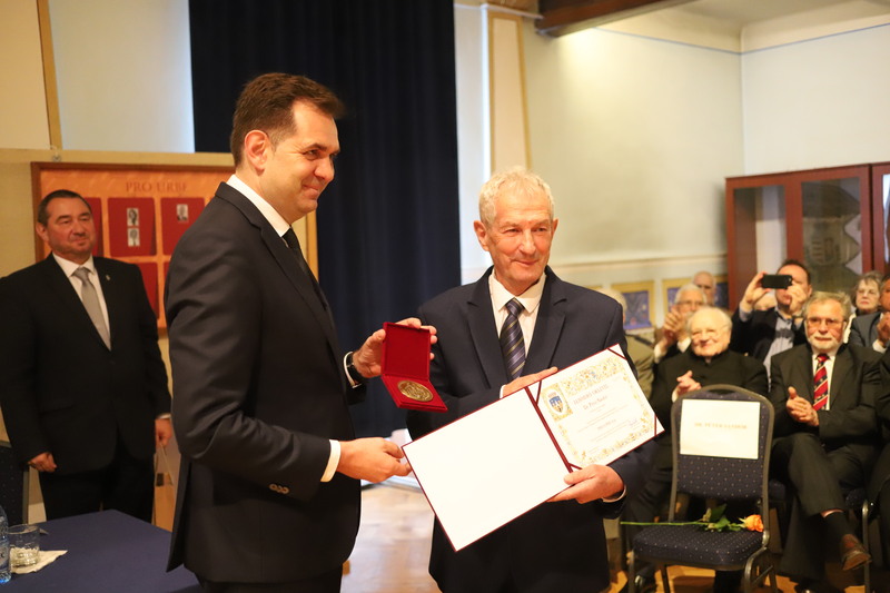 Péter Sándor (jobbról) átveszi Antal Árpád polgármestertől az elismerést. Fotó: Albert Levente