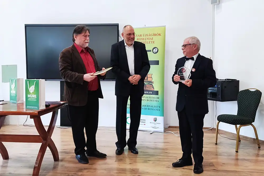 Szűcs László, Bartha Csaba és Pataki Zoltán az életműdíj átadásán Szovátán. A szerző felvétele