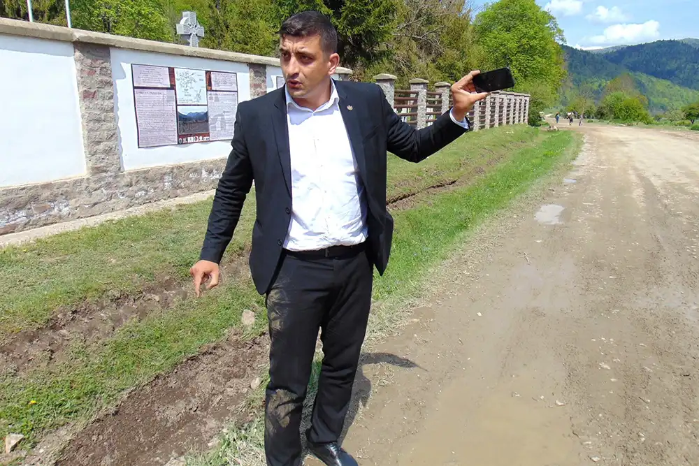 George Simion az úzvölgyi magyar haditemetőnél 2019. május 17-én, miután beesett a sáncba. Fotó Bedő Zoltán George Simion az úzvölgyi magyar haditemetőnél 2019. május 17-én