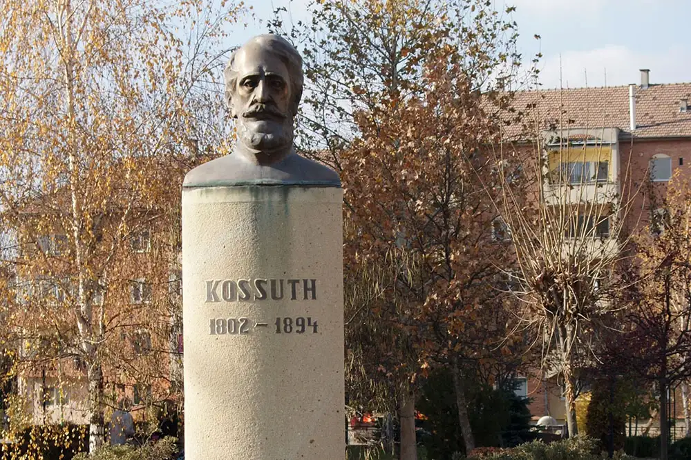Vetró András Kossuth-mellszobra Kézdivásárhelyen.