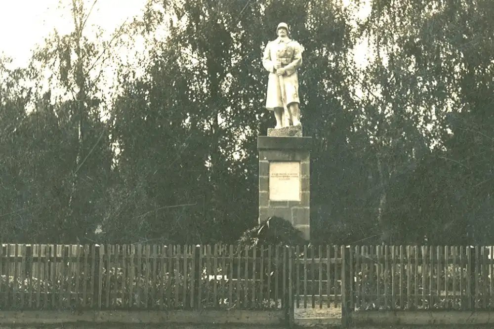 Az 1941-ben felállított szobor a Rétyi Nyír előtt. Fotó: József Álmos gyűjteményéből Az 1941-ben felállított szobor a Rétyi Nyír előtt