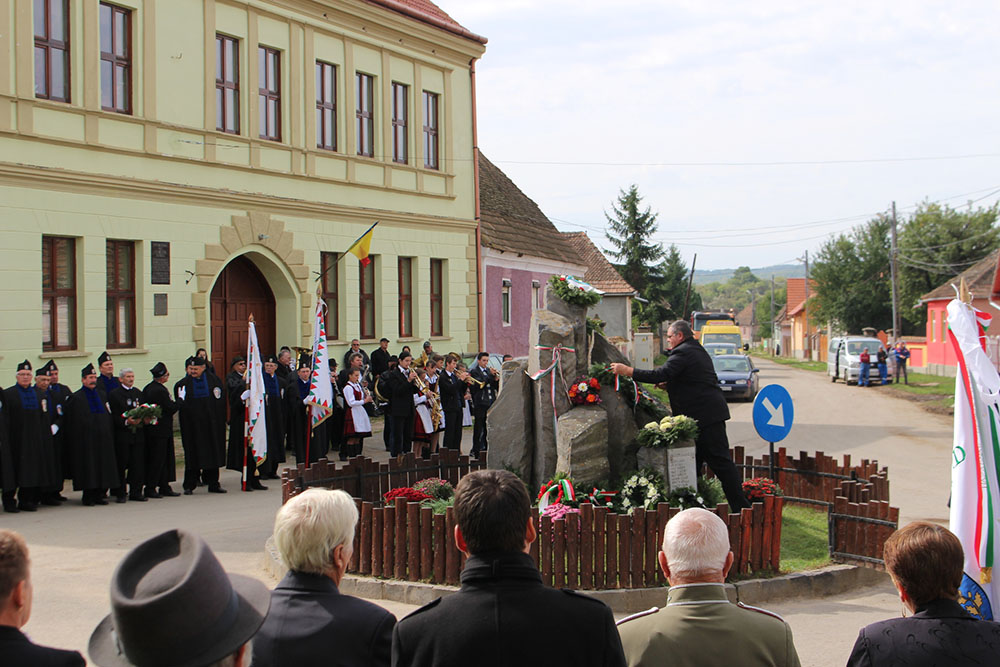 A szárazajtai emlékmű. Hecser László felvétele