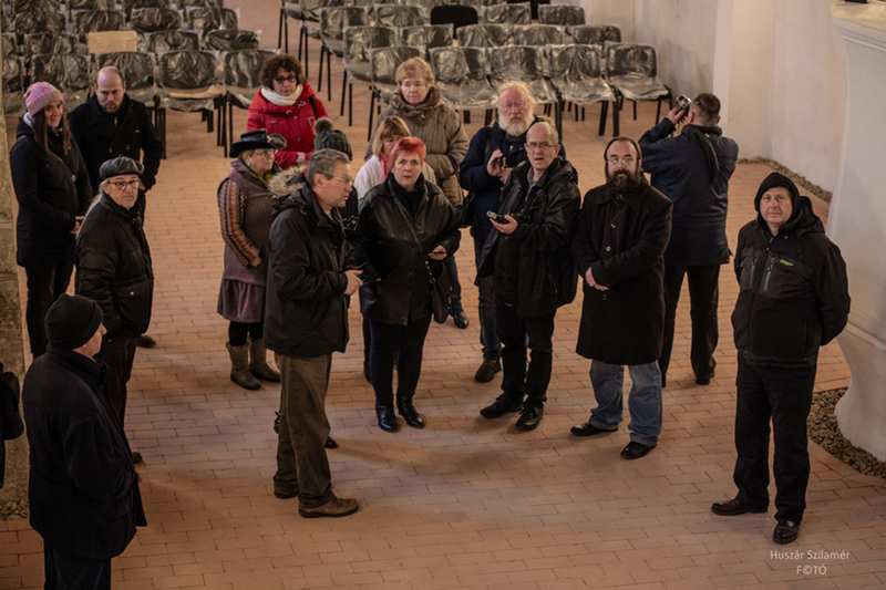 Beke Tivadar István lelkipásztor bemutatja a zabolai református templomot. Huszár Szilamér felvétele