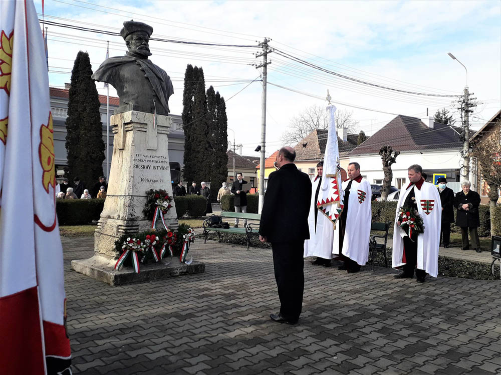 Intézmények, egyházak és civil szervezetek képviselői koszorúztak vasárnap a fejedelem szobránál  – Fotó: Marton Erzsébet Zsófia