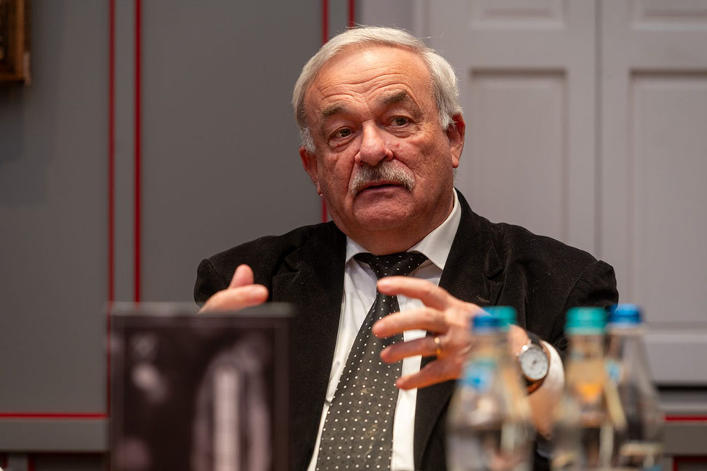 A kötetben megjelenő interjúk egyike Kató Béla püspökkel készült. Fotó Kiss Gábor