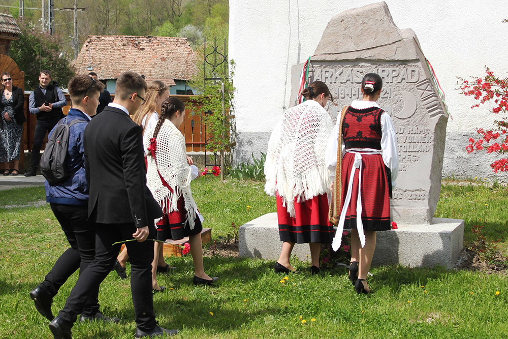 Koszorúzás az emlékkőnél. A szerző felvételei