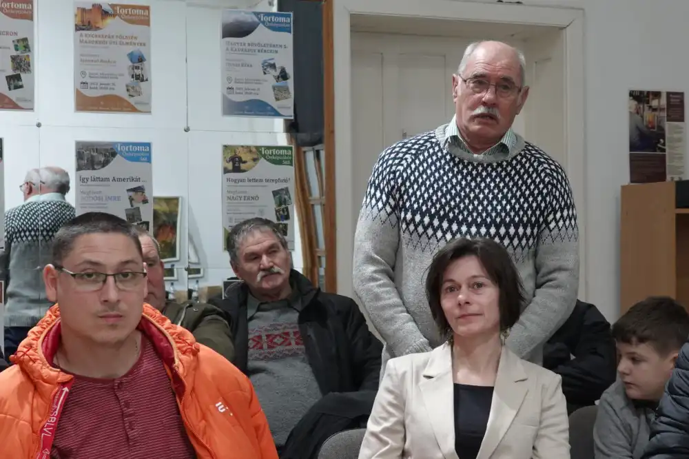 Bartha Imre, előtte Ferencz Réka. Fotó Szekeres Attila