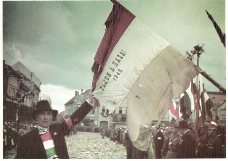  Bevonulás Háromszékre (Észak-Erdély visszatért) Kézdivásárhely 1848-as zászlajával köszöntik a bevonuló honvédeket. Fotó: Open Society Archives