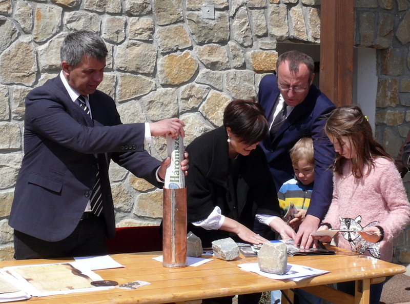 Üzenet a jövőnek – Helyére került a vártemplom toronygombja