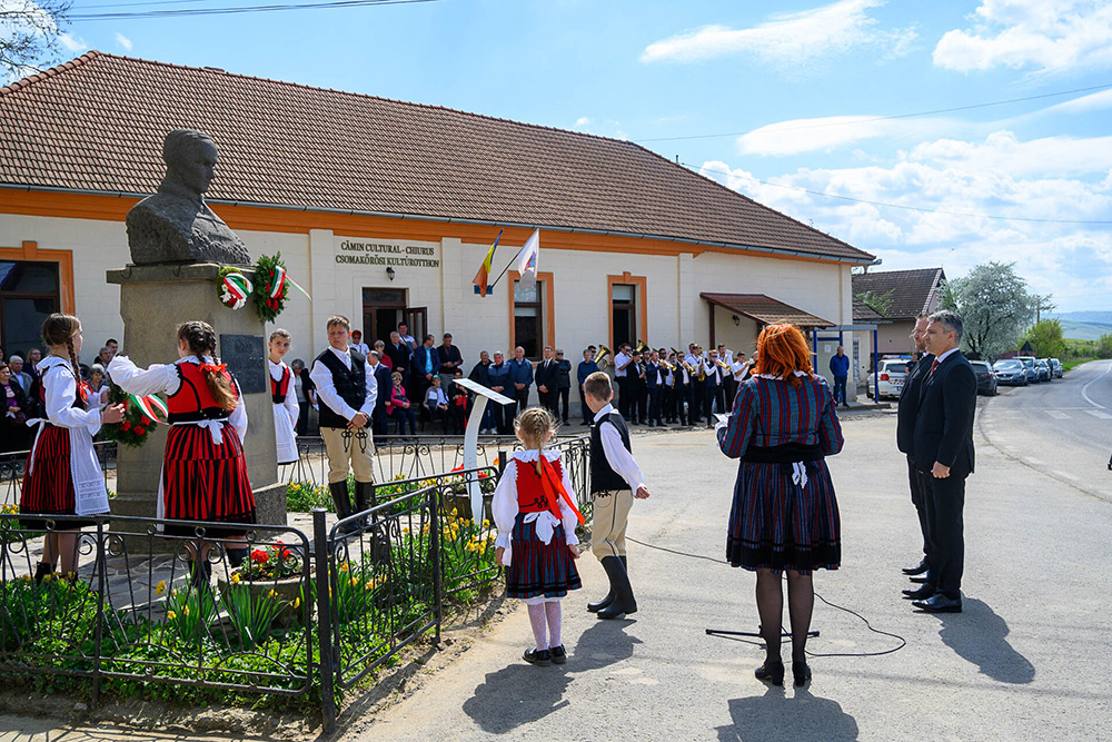 Koszorúzási ünnepség Kőrösi Csoma Sándor csomakőrösi szobránál. Fotók: Vargyasi Levente