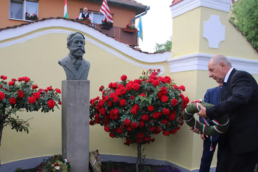 Sulyok Tamás köztársasági elnök koszorút helyez el Jókai Mór illyefalvi mellszobránál Sulyok Tamás köztársasági elnök, Sepsiilyefalva - Kovászna megye