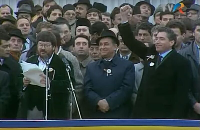 Szőcs Géza Ion Iliescu és Petre Roman mellett az 1990-es gyulafehérvári ünnepségen