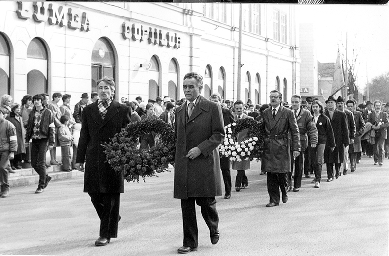 Az első szabad március 15-én a koszorúzások sorát a SZIT tagjai nyitották. Az első szabad március 15-én a koszorúzások sorát a SZIT tagjai nyitották.