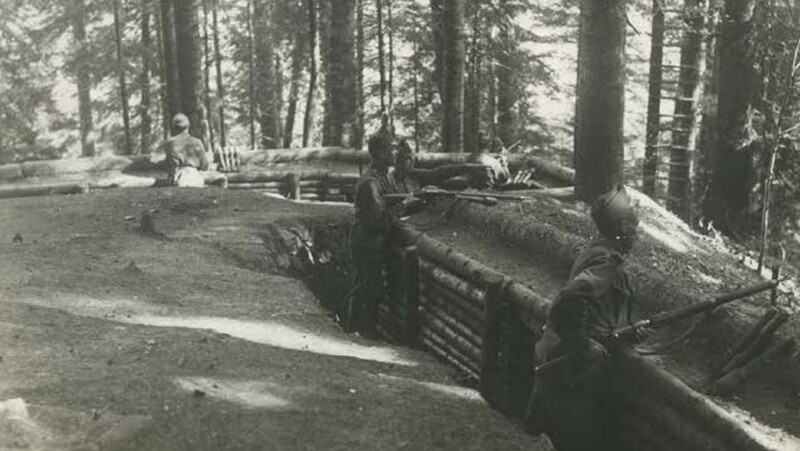 Harcok az Úz völgyében – Kiépített tüzelőállás. Fotó: HTM Fotóarchívum – 0033-101/Fk